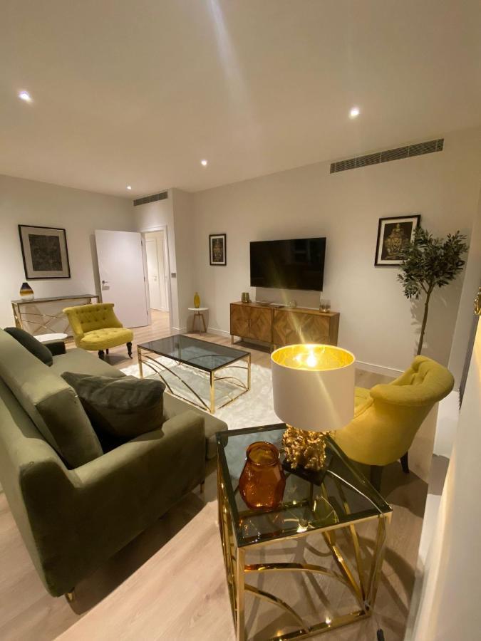 Marvelous 3 Bed Penthouse In Kewbridge Londen